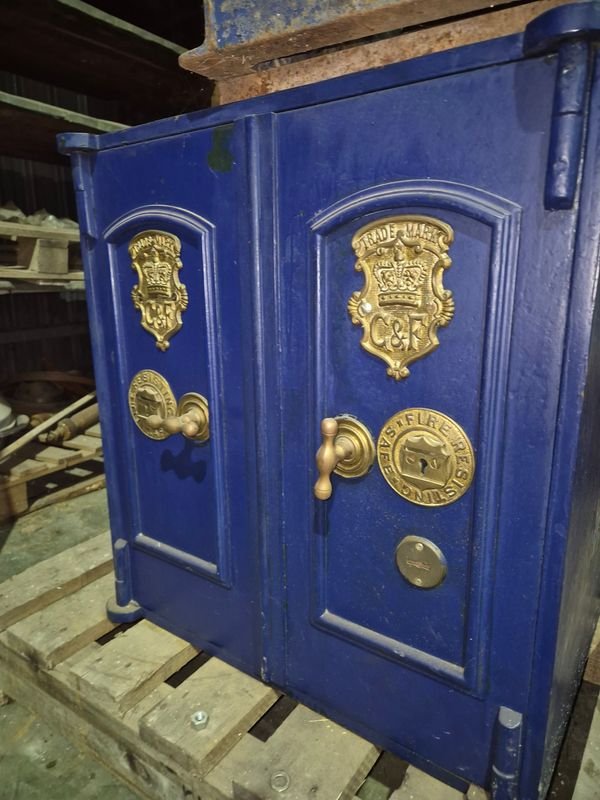 Caja Fuerte Inglesa con Pedestal de Metal - imagen 3
