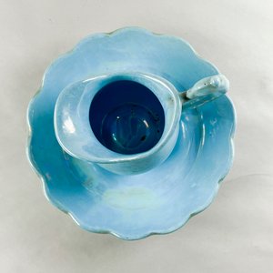 Dos piezas en ceramica celeste, centro borde ondulado de 28 y jarra de 17 cm - imagen 2