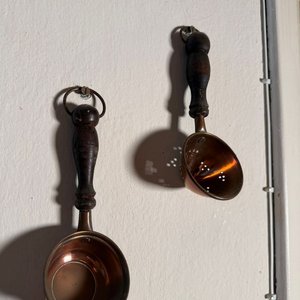 Set de Objetos Decorativos: Lienzo "Pomaire Chile" y Cazoletas de Cobre - imagen 8