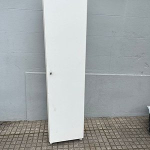 Lote siguiente: Panelero Blanco de MDF con Puerta y Reparticiones Interiores