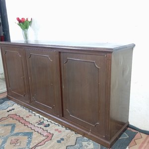 Aparador bajo de madera oscura con tres puertas y molduras - imagen 3