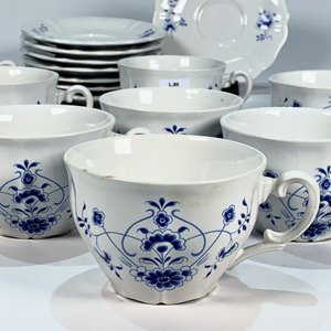 Lote siguiente: Once Tazas de Losa Blanca con Decoración Floral Azul y Ocho Platillos
