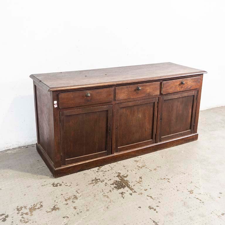 Lote siguiente: Mueble de roble con detalles en la madera