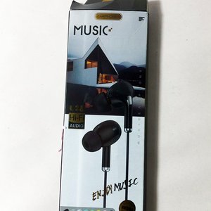 Ocho piezas: Cargadores y auriculares varios - imagen 5