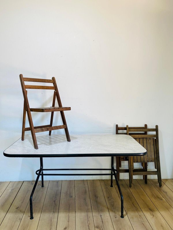 Mesa de carmica y sillas plegables de madera - imagen 1