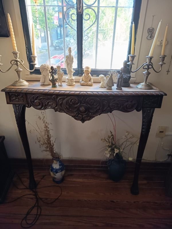 Lote anterior: Consola de madera tallada con diseño alto y patas curvas