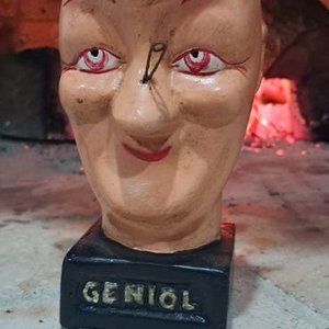 Cabeza de Geniol Coleccionable con Clavos y Base - imagen 1
