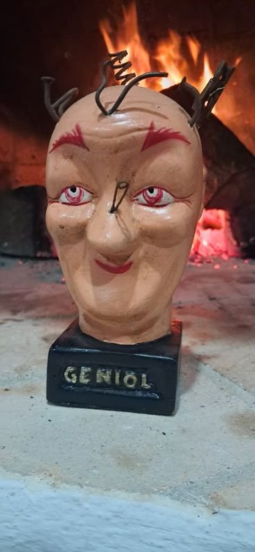 Cabeza de Geniol Coleccionable con Clavos y Base