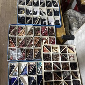 Lote siguiente: 5 cajas con botones 
