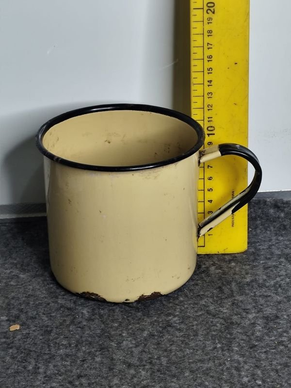 Taza Esmaltada Beige con Borde Negro y Asa - imagen 1