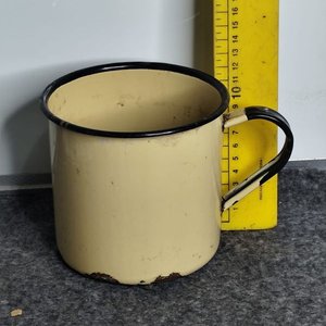Lote siguiente: Taza Esmaltada Beige con Borde Negro y Asa