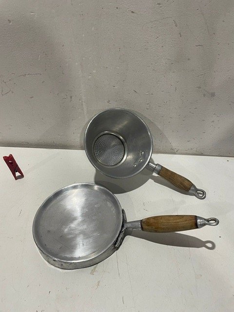 Lote siguiente: Colador y panquequera de plata con manijas de madera