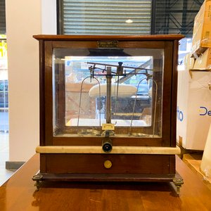 Balanza de Precisión Antigua con Vitrina de Madera y Mármol - imagen 2