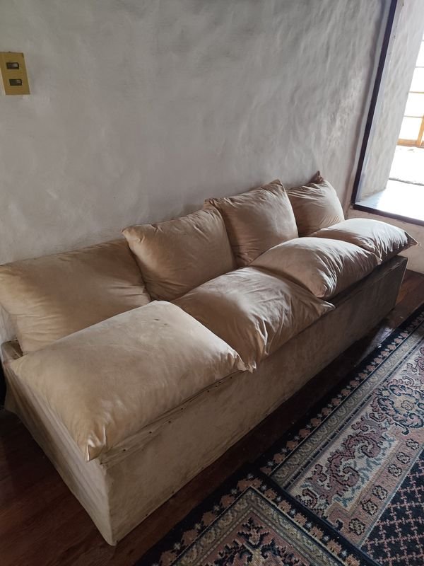 Sofá de 4 cuerpos color beige, convertible en cama