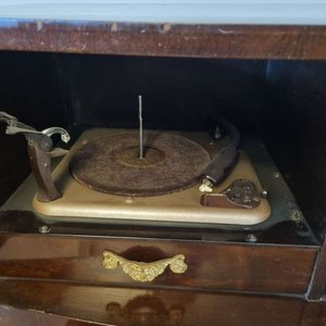 Radiola Antigua a Válvulas con Tocadiscos y Compartimento para Discos - imagen 4