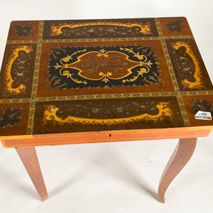 Antiguo Costurero Musical de Madera con Tapa Abatible y Detalle Decorativo - imagen 1