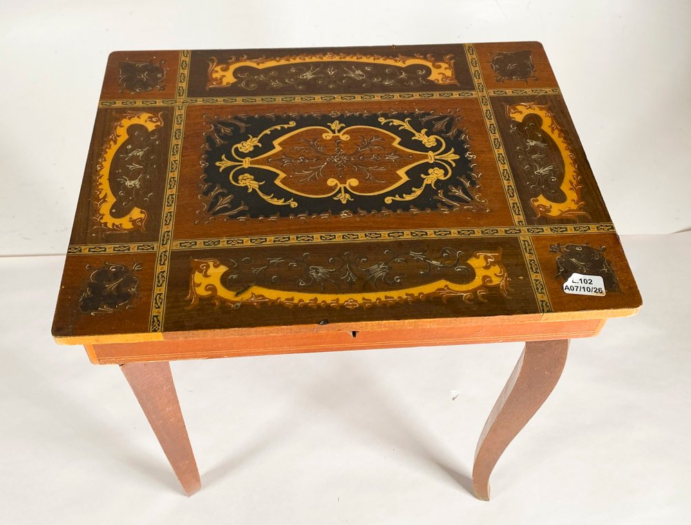 Antiguo Costurero Musical de Madera con Tapa Abatible y Detalle Decorativo