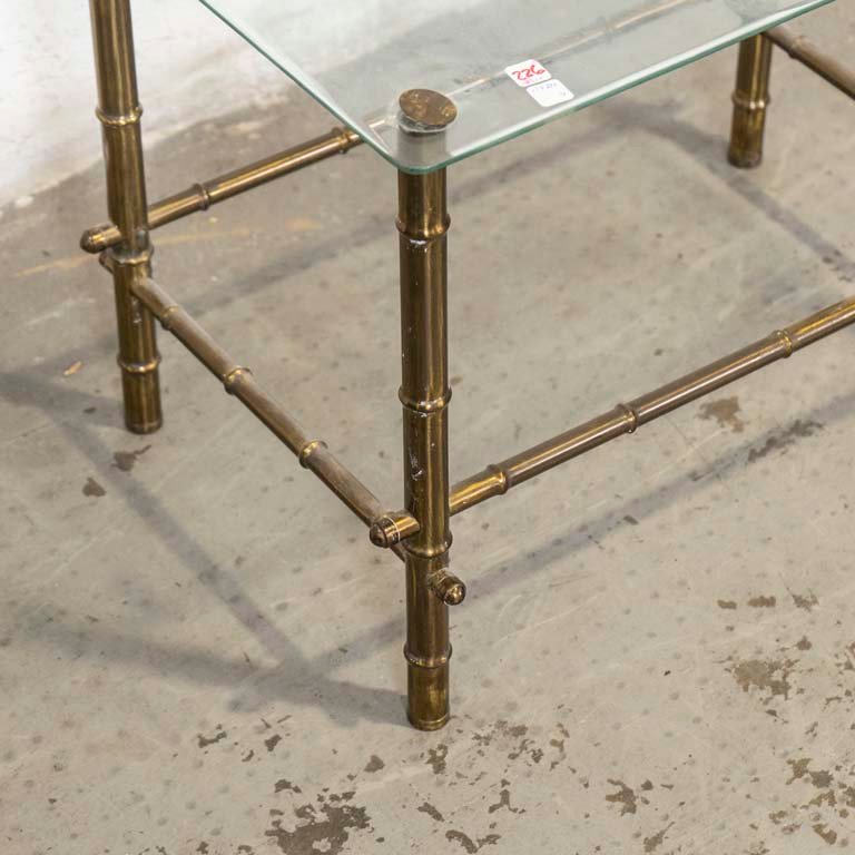 Mesa de living con estructura de bronce imitación caña y tapa de vidrio - imagen 2