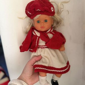 Lote anterior: Muñeca Rubia con Conjunto Rojo y Blanco