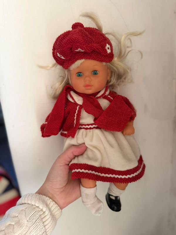 Muñeca Rubia con Conjunto Rojo y Blanco