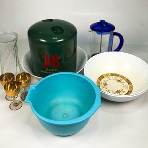 Lote siguiente: Lote de Vajilla y Accesorios: Centro de Mesa, Hielera, Copas Doradas y Cafetera