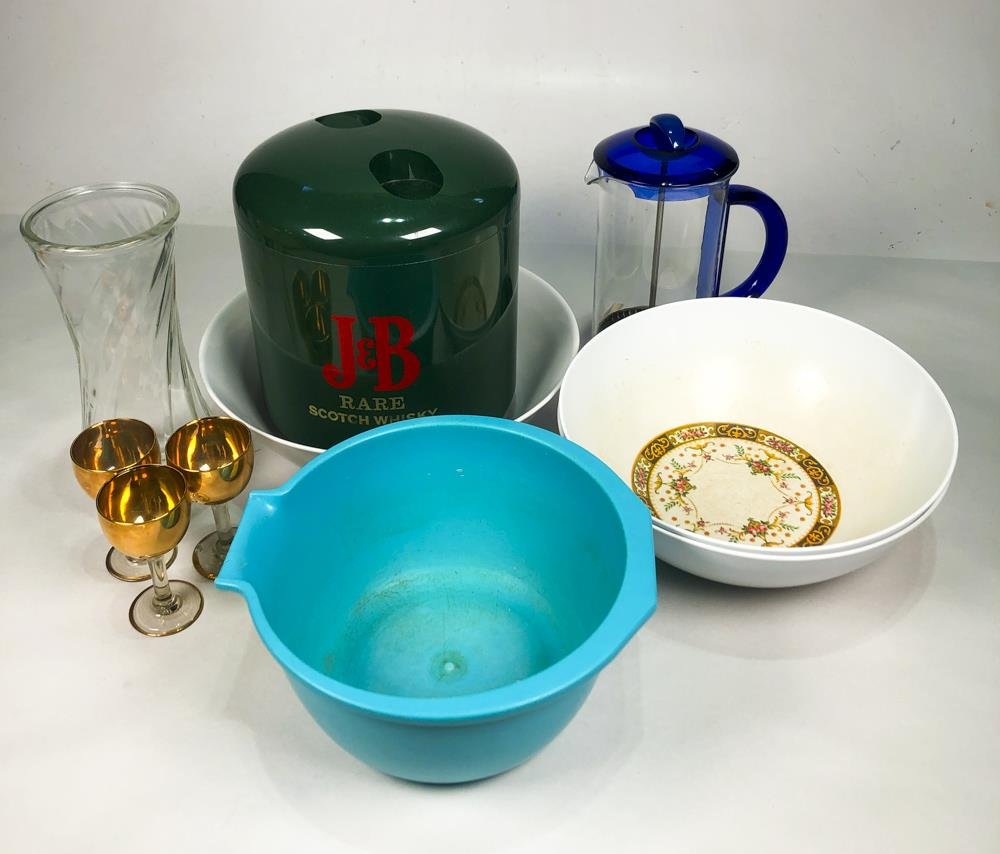 Lote de Vajilla y Accesorios: Centro de Mesa, Hielera, Copas Doradas y Cafetera