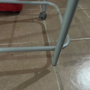 Tabla de Planchar Plegable de Metal Gris con Ruedas - imagen 3
