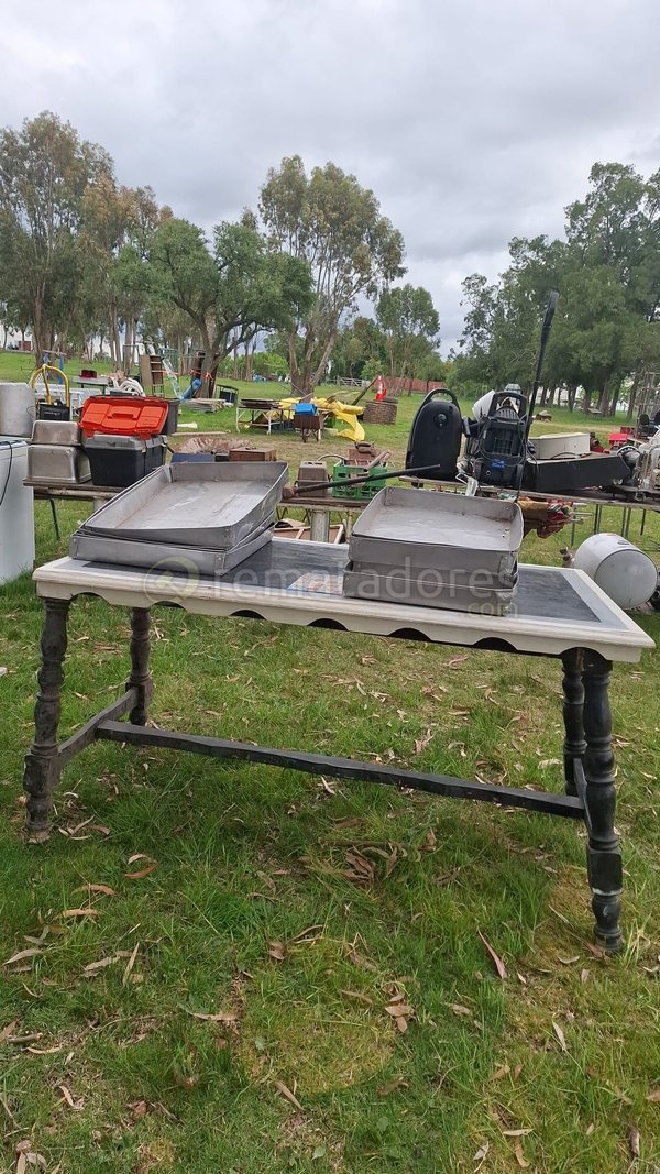 Mesa de Apoyo Antigua con Bandejas Metálicas