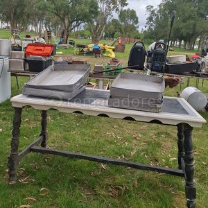Lote siguiente: Mesa de Apoyo Antigua con Bandejas Metálicas