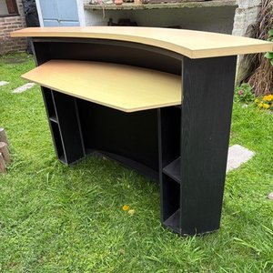 Barra Curva Moderna Negra y Madera Clara - imagen 5