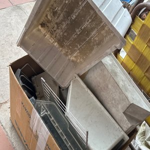 Lote siguiente: Caja con Varios Artículos de Plástico y Metal