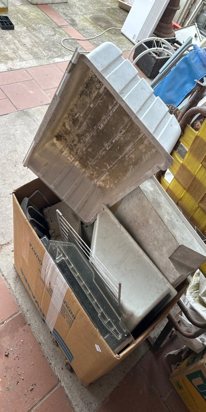Caja con Varios Artículos de Plástico y Metal