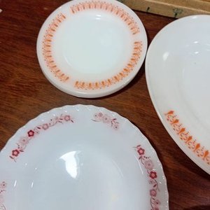 Lote de 12 Platos Vintage de Vidrio y Cerámica con Diseños Florales - imagen 5