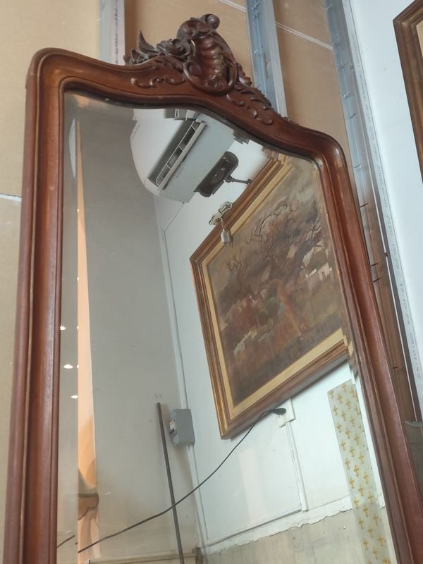 ESPEJO FRANCES LUIS XV EN NOGAL CRISTAL BICERADO - Un espejo antiguo con diseño ornamentado y detalles de oro - imagen 4