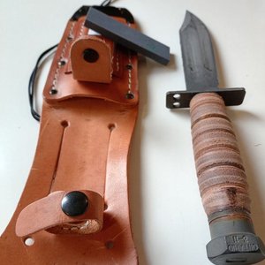 Cuchillo de Supervivencia Ontario Americano con Funda de Cuero y Piedra de Afilar - imagen 4