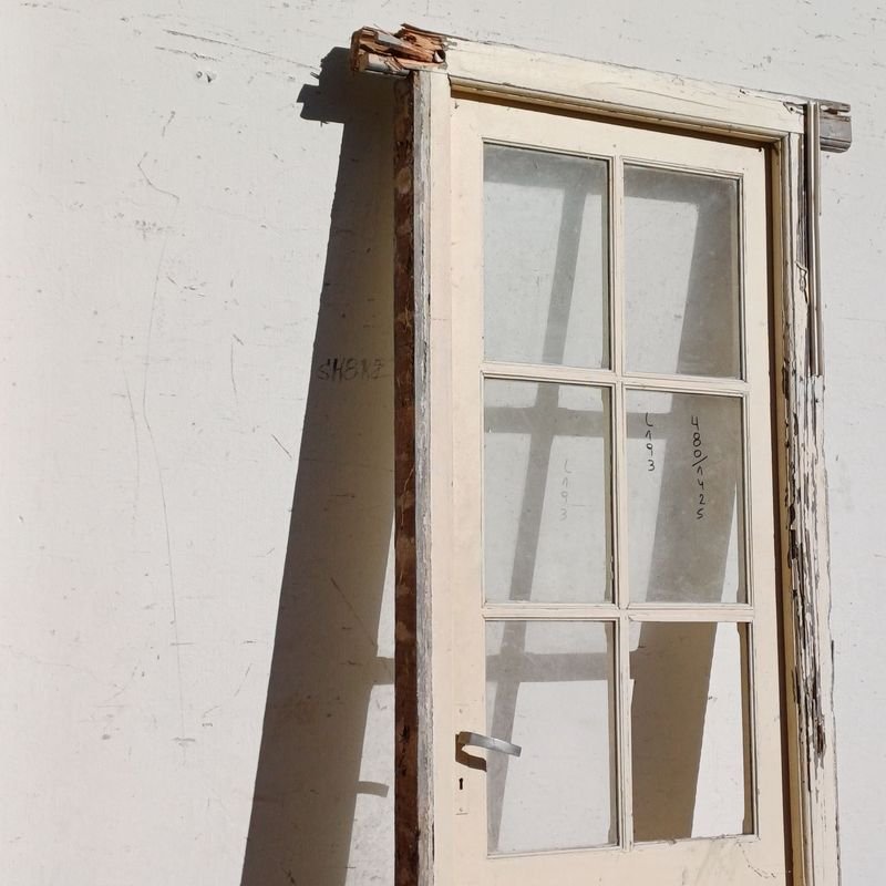 Puerta de tablero en cedro con vidrios estilo colonial y marco de pinotea - imagen 5