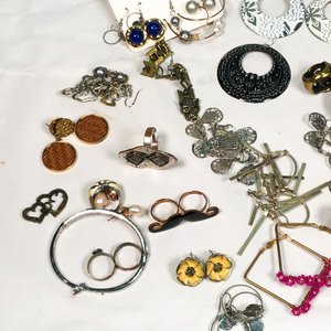 Lote Variado de Bijouterie: Aros, Pulseras y Anillos - imagen 3