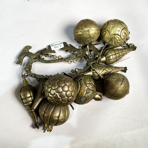 Lote siguiente: Balangandan Metálico con Colgantes Decorativos