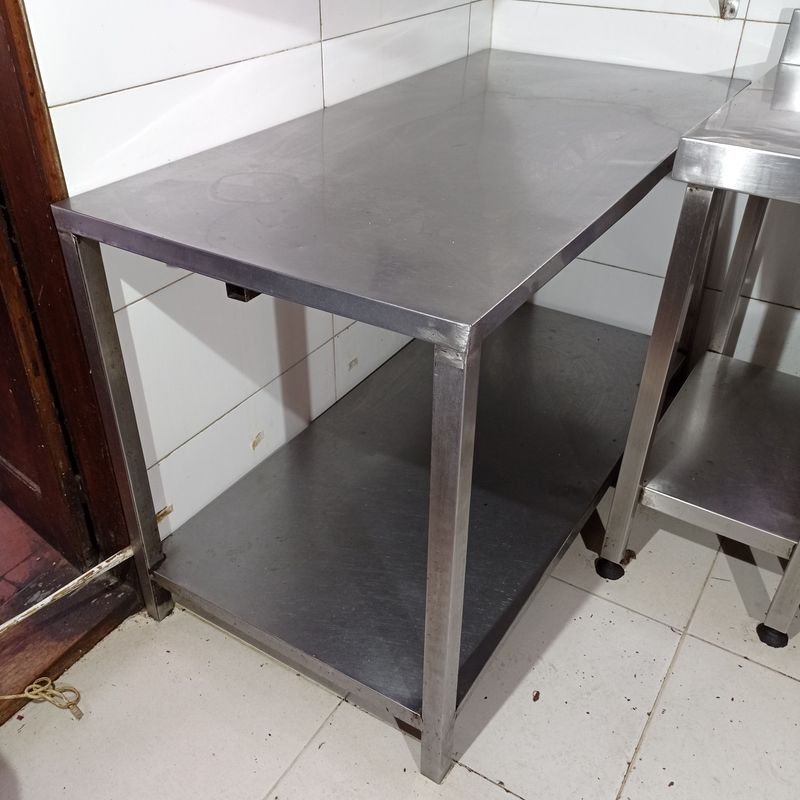 Lote siguiente: Mesa gastronómica en acero inoxidable de alta calidad