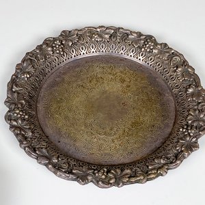 Lote de 8 piezas: Centritos de metal, salvilla inglesa, alhajero y pote - imagen 5