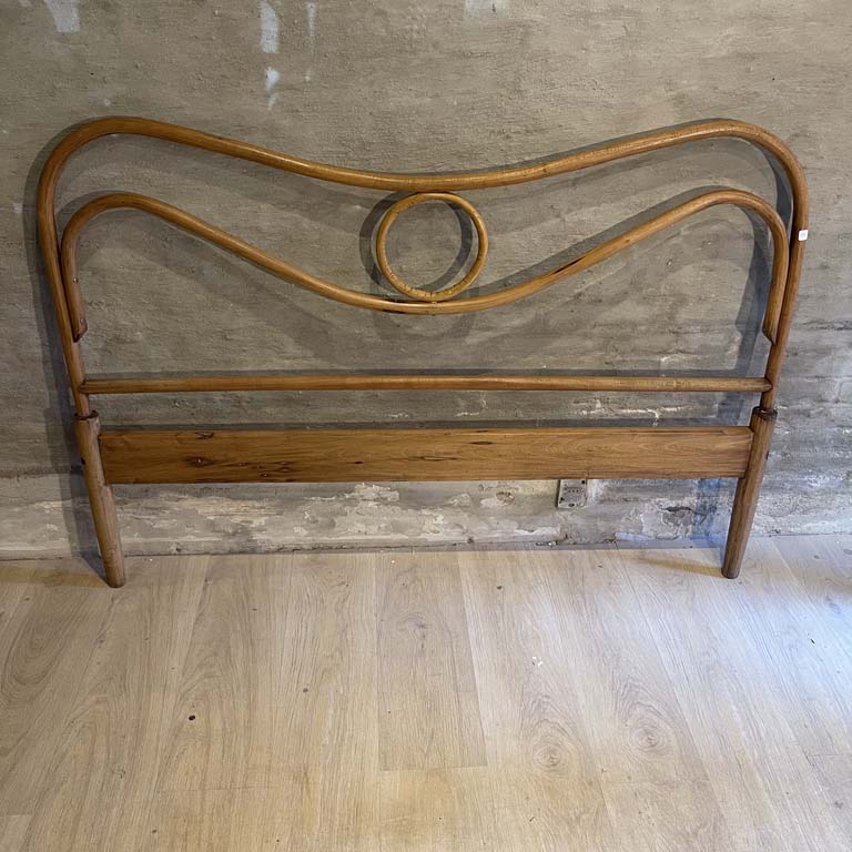 Lote siguiente: Respaldo de cama ornamental en madera con detalles florales