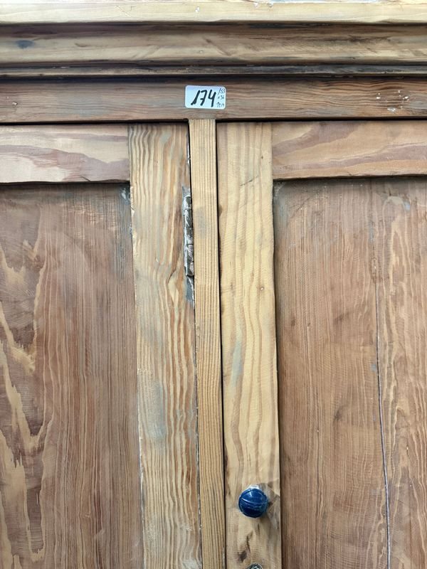 Mueble Antiguo de Pinotea con Divisiones Tipo Casilleros