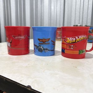 Lote de 8 Tazas Plásticas y 1 de Acero Inoxidable con Diseños Infantiles - imagen 4