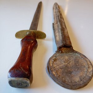 Daga Antigua con Mango de Madera Pulida y Bronce, Vaina de Cuero Crudo - imagen 3