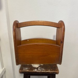 Revistero de Madera Rústico con Asa - imagen 1