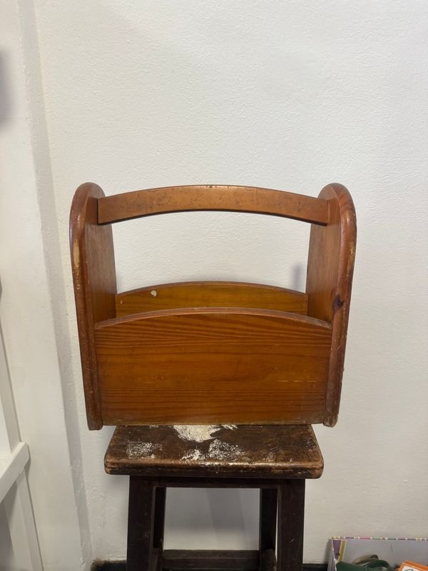 Revistero de Madera Rústico con Asa
