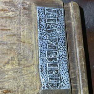 Tabla de Madera Rústica con Placas Metálicas Grabadas - imagen 3