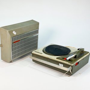 Lote siguiente: Tocadiscos Philips Vintage con Radio Portátil