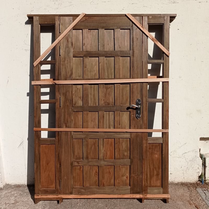 Puerta exterior en madera maciza, con marco y dos paños fijos - imagen 4