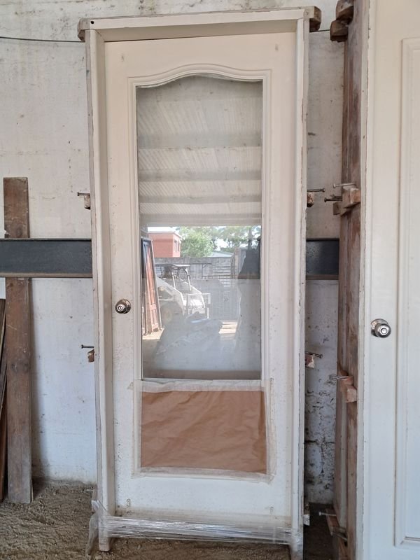 Puerta de madera con panel de vidrio y espejo